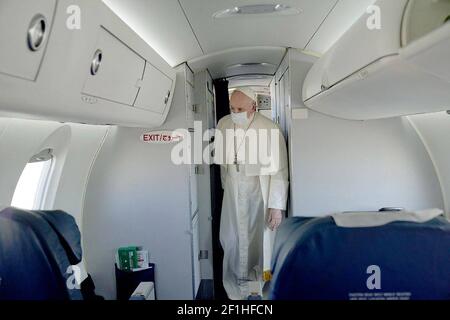 Baghdad, Iraq. 8 marzo 2021. Papa Francesco arriva a Baghdad, in Iraq, venerdì 5 marzo 2021. Questa è la prima visita del papa in Iraq. Foto dell'ufficio stampa del primo Ministro iracheno/UPI Credit: UPI/Alamy Live News Foto Stock