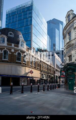 Blocco Covid 2021. Strade deserte intorno alla stazione della metropolitana di Liverpool Street. Foto Stock