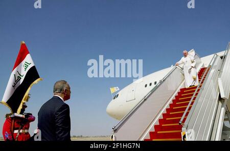 Baghdad, Iraq. 8 marzo 2021. Papa Francesco arriva a Baghdad, in Iraq, venerdì 5 marzo 2021. Questa è la prima visita del papa in Iraq. Foto dell'ufficio stampa del primo Ministro iracheno/UPI Credit: UPI/Alamy Live News Foto Stock