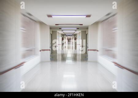 Emergenze, corridoio bianco dell'ospedale, spazio pulito e igienico, sfocatura del movimento, Foto Stock