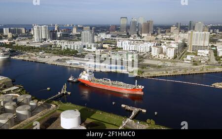 Piccole imbarcazioni Tug fare Double Duty trasporto navi in trasporto Porto di Tampa Foto Stock