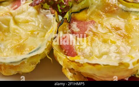 Zucchine coppe di uovo Foto Stock