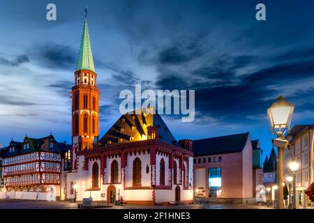 Römerberg con chiesa a Francoforte sul meno con edifici illuminati ad ora blu Foto Stock