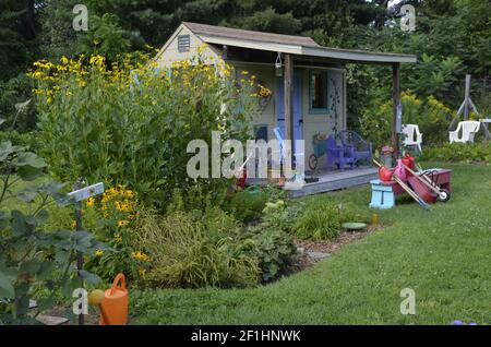 Capannone e attrezzi nel giardino della comunità per i bambini, estate, Yarmouth Maine USA Foto Stock