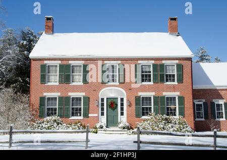 Grande casa storica in mattoni vista dalla strada in inverno, North Yarmouth Maine, USA Foto Stock