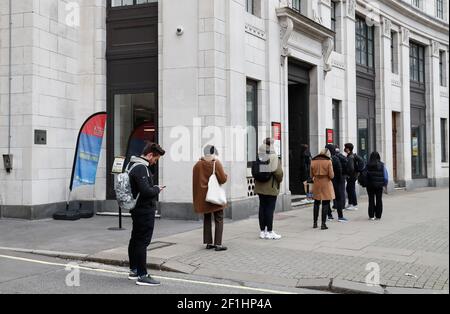 Londra, Gran Bretagna. 8 Marzo 2021. Gli studenti si accodano all'ingresso del King's College di Londra, Gran Bretagna, l'8 marzo 2021. In mezzo a un senso misto di nervosismo ed eccitazione, milioni di bambini sono ritornati nelle scuole attraverso l'Inghilterra lunedì sotto la fase uno della 'roadmap' del governo britannico alla ripresa dalla pandemia di COVID-19. Credit: Han Yan/Xinhua/Alamy Live News Foto Stock