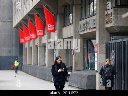 Londra, Gran Bretagna. 8 Marzo 2021. La gente passa davanti all'ingresso del King's College a Londra, Gran Bretagna, l'8 marzo 2021. In mezzo a un senso misto di nervosismo ed eccitazione, milioni di bambini sono ritornati nelle scuole attraverso l'Inghilterra lunedì sotto la fase uno della 'roadmap' del governo britannico alla ripresa dalla pandemia di COVID-19. Credit: Han Yan/Xinhua/Alamy Live News Foto Stock