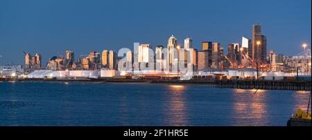 La luce del tramonto si riflette gli edifici e vetro in Seattle Washington Foto Stock