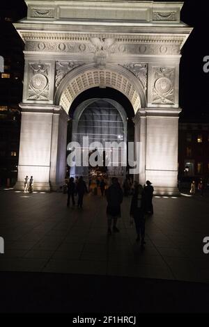 USA, New York City, NY - Washington Square Arch e il lavoro dell'artista ai Weiwei, chiamato Arch nel 2017 Foto Stock