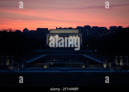 Washington, Stati Uniti. 8 marzo 2021. Una vista generale del Washington Monument al tramonto a Washington, DC, lunedì 8 marzo 2021, in mezzo alla pandemia del coronavirus. Il Senato degli Stati Uniti nel corso del fine settimana ha approvato una versione del presidente Biden 1.9 trilioni di dollari di legge COVID con la sua firma prevista presto l'entrata in legge, come il confermato coronavirus morte numero di visite negli Stati Uniti 525,000. (Graeme Sloan/Sipa USA) Credit: Sipa USA/Alamy Live News Foto Stock