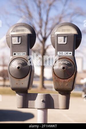 Vecchi parking metri arrugginiti ancora in Service Urban Streets Foto Stock