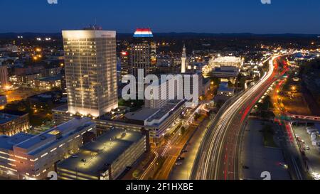 Springfield, Massachusetts, prime ore della sera, vista aerea sul traffico Foto Stock