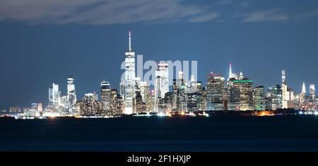 Downtown Manhattan Urban City Skyline Vista notturna Fiume Hudson Foto Stock