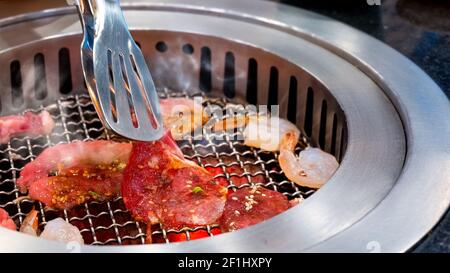 Yakiniku - Barbecue giapponese su una calda stufa Chacoal Foto Stock