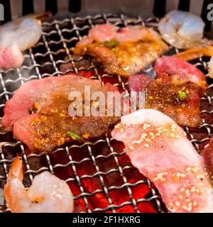 Yakiniku - Barbecue giapponese su una calda stufa Chacoal Foto Stock