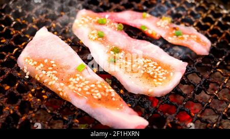 Yakiniku - Barbecue giapponese su una calda stufa Chacoal Foto Stock