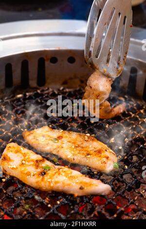 Yakiniku - Barbecue giapponese su una calda stufa Chacoal Foto Stock