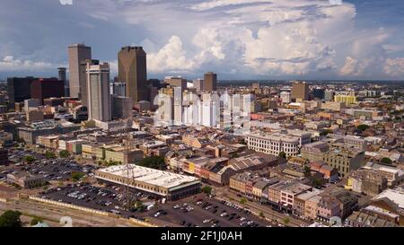 Il sole picchi fuori attraverso nuvole temporalesche lighting in downtown New Orleans Foto Stock