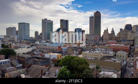 Il sole picchi fuori attraverso nuvole temporalesche lighting in downtown New Orleans Foto Stock
