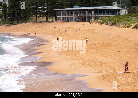 Avalon Beach a Sydney giorno d'autunno e le persone si allenano La spiaggia a piedi passando il club di surf, Sydney, Australia Foto Stock