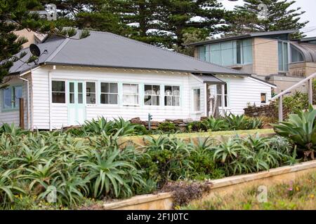 Australian cottage tradizionale weatherboard accanto Avalon Beach a Sydney con Verde giardino costiero, NSW, Australia Foto Stock