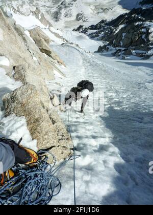 Scalatore di montagna su un ripido percorso di scalata in francese Alpi a Chamonix Foto Stock