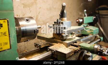 Tornio per lavorare il metallo, macchinari per preparare pezzi di meccanica e hobby in modo molto preciso Foto Stock