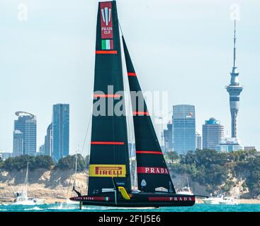 Auckland, Nuova Zelanda, 13 febbraio 2021 - la squadra italiana Luna Rossa Prada Pirelli, co-aiutata da Francesco Bruni e Jimmy Spithill, naviga oltre il cielo della città di Auckland durante la Prada Cup. Il team italiano ha vinto l'evento e contenderà l'America's Cup contro il Team Emirates Nuova Zelanda sul porto di Waitemata a partire dal 10 marzo. Credito: Rob Taggart/Alamy Foto Stock