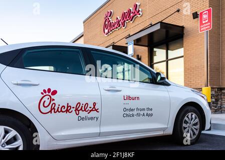 Chick-fil-UN veicolo di consegna fuori di un ristorante Chick-fil-A a Lilburn (Metro Atlanta), Georgia. (STATI UNITI) Foto Stock