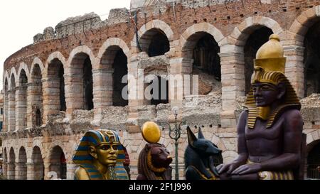 I pezzi del set design dell'opera Aida sono trasportati All'Arena per uno spettacolo Foto Stock
