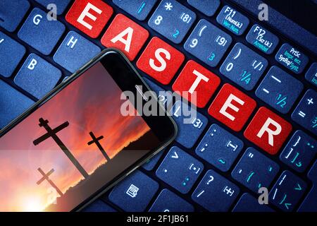 Smartphone simbolo di croce cristiana contro un tramonto spettacolare il Venerdì Santo o la Domenica di Pasqua. Nuova osservanza religiosa normale via online liv Foto Stock