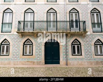 Muro di un antico palazzo coperto di Azulejo, un tipico ornamento di architettura portoghese Foto Stock