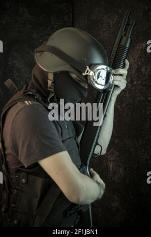Guardia, uomo armato di fucile e giubbotto antiproiettile Foto Stock