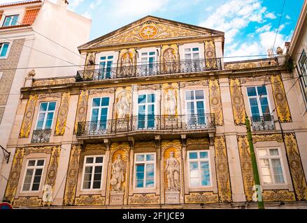 Muro di un antico palazzo coperto di Azulejo, un tipico ornamento di architettura portoghese Foto Stock