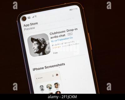 Mosca, Russia - 21 febbraio 2021: App Clubhouse sullo schermo dello smartphone. L'app Clubhouse non è disponibile per i dispositivi android Foto Stock