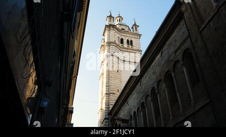 Campanile della facciata del Duomo di San Lorenzo, è il più importante luogo di culto cattolico della città di Genova Foto Stock