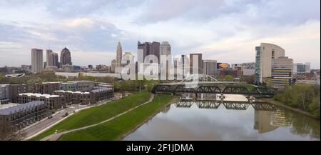 Vista aerea sullo skyline di Columbus, Ohio, con il fiume Scioto Foto Stock