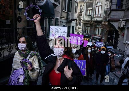 Istanbul, Turchia. 8 marzo 2021. I manifestanti gridano slogan e tengono cartelli durante il marzo.parecchie persone si sono riunite a Taksim con l'intenzione di fare una parata notturna in onore della Giornata Internazionale della Donna, 8 marzo tuttavia a causa della restrizione di raccolta dal governatore di Istanbul, la polizia locale ha impedito al gruppo di svolgere la parata. In risposta a ciò, il gruppo ha camminato da Taksim a Karaköy, dimostrando le loro opinioni femministe. Credit: SOPA Images Limited/Alamy Live News Foto Stock