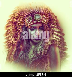 Colorata e bellissima ragazza con pennacchio di american indian piume Foto Stock