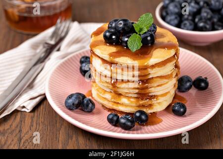 Pancake con mirtilli e sciroppo Foto Stock