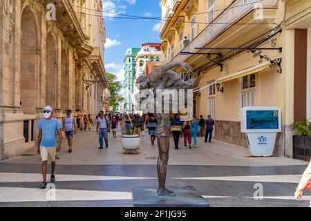 L'Avana Cuba. 25 novembre 2020: KISS, una scultura dell'artista cinese Xu Hongfei, esposta all'ingresso del boulervar de San Rafael. Foto Stock