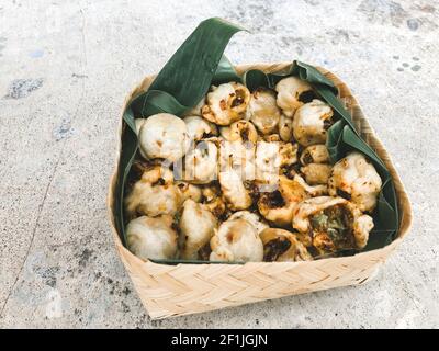 Olos, spuntino tradizionale di Tegal, Indonesia a base di farina con verdure. Foto Stock