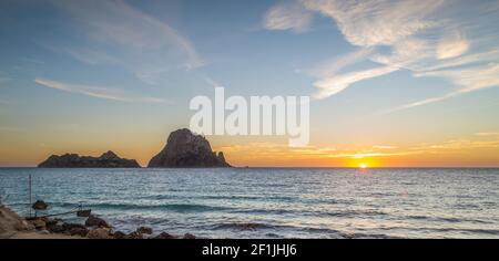 Ibiza, Spagna - 2 novembre 2013: Tramonto a es Vedra. Uno dei luoghi più conosciuti dell'isola di Ibiza. Situato sulla spiaggia di Cala d'Hort. Da questo Foto Stock