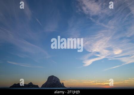 Ibiza, Spagna - 2 novembre 2013: Tramonto a es Vedra. Uno dei luoghi più conosciuti dell'isola di Ibiza. Situato sulla spiaggia di Cala d'Hort. Da questo Foto Stock