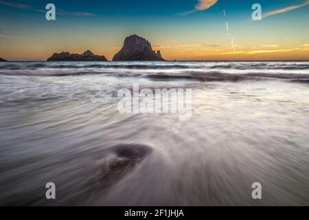 Ibiza, Spagna - 2 novembre 2013: Tramonto a es Vedra. Uno dei luoghi più conosciuti dell'isola di Ibiza. Situato sulla spiaggia di Cala d'Hort. Da questo Foto Stock