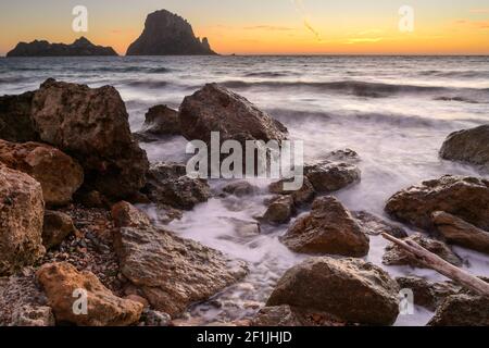 Ibiza, Spagna - 2 novembre 2013: Tramonto a es Vedra. Uno dei luoghi più conosciuti dell'isola di Ibiza. Situato sulla spiaggia di Cala d'Hort. Da questo Foto Stock