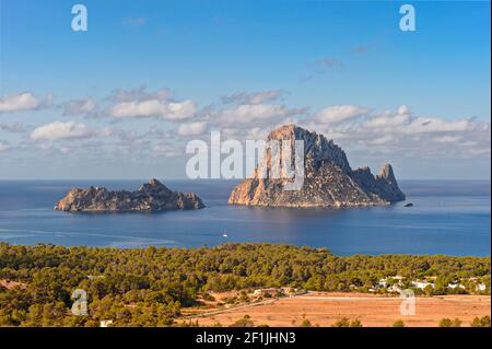 Es Vedra. Uno dei luoghi più conosciuti dell'isola di Ibiza. Situato sulla spiaggia di Cala d'Hort. In estate è comune Foto Stock