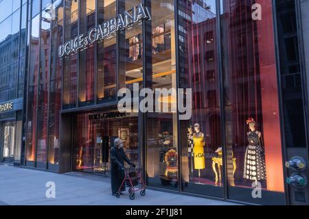 NEW YORK, NY – 8 MARZO: Una donna guarda la finestra del negozio di lusso Dolce & Gabbana, situato sulla 5th Avenue l'8 marzo 2021 a New York City. La casa di moda di Milano Dolce & Gabbana ha depositato un'azione di diffamazione in un tribunale italiano alla ricerca di oltre 600 milioni di dollari di danni da due blogger di moda statunitensi che hanno ripuentato commenti anti-asiatici attribuiti a uno dei designer che ha portato ad un boicottaggio da parte dei consumatori asiatici come riportato da Associated Press. r in Credit: Ron Adar/Alamy Live News Foto Stock