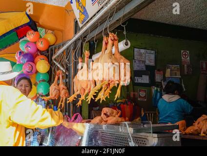 Huaraz, Ancash / Perù: 4. Giugno, 2016: mercato stand di un macellaio di pollame la vendita di polli e più mi Foto Stock