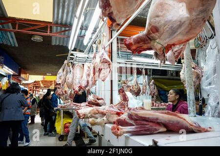 Huaraz, Ancash / Perù: 4. Giugno, 2016: Giornata intensa al mercato di Huaraz con molte persone che acquistano un Foto Stock